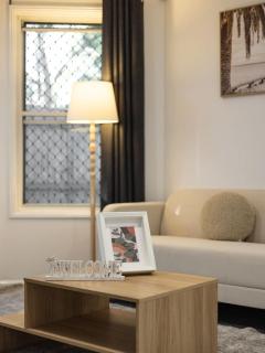 Private and Spacious 4BR Home with Parkview 5mins to Mall - 5