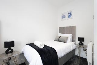 Modern Boutique Studios in Central Bolton Perfect for Contractors & Short Stays - 8