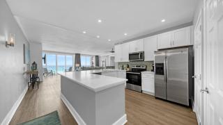 Completely Renovated Luxury 3 Bedroom Beach Front Condo in Destin! - Destin - 9