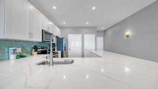 Completely Renovated Luxury 3 Bedroom Beach Front Condo in Destin! - Destin - 3