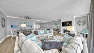 Completely Renovated Luxury 3 Bedroom Beach Front Condo in Destin! - Destin - 2
