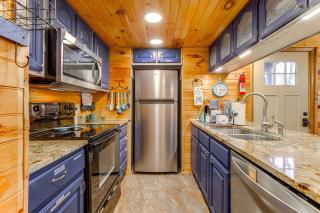 Easy-Access Pigeon Forge Cabin with Hot Tub! - 1