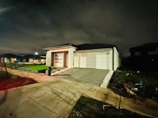 Ghani Holiday Home in Melbourne West - Caroline Springs - 5