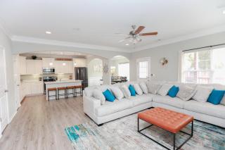 Sojourn Palm Tree Family Oasis 4 BR - North Camellia Acres - 0