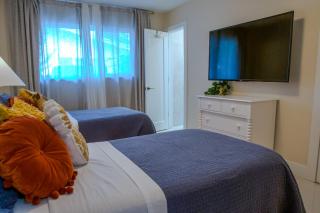 Gorgeous Renovated Pool Villa, 3 min walk to Ocean, Villa Eucalypta - Fort Lauderdale - 1