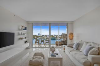 Relaxation at its Finest Water-view in Golden Bay with FREE PARKING - Sunny Isles Beach - 0