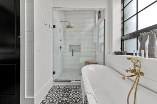 Black Door Bungalow - 8