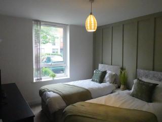 SereneAura Hideaway - Balcony, 1 Free Parking & Sleeps 4 - 7