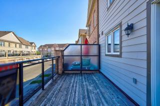 3 Bedrooms Townhouse Near Square One, Ridgeway Plaza & Toronto Airport with 2 Parkings - Mississauga - 3