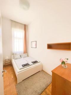 Spacious in a vibrant center - Budapest - 4