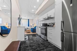 Central Suite with Balcony - Montreal - 3