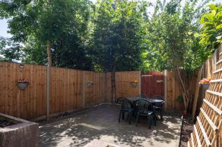 Cosy Family Retreat with Garden & Workspace - London - 3