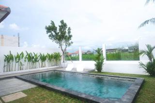 The R Villa Masuari Pool View Staff HomeCinema - Canggu - 2