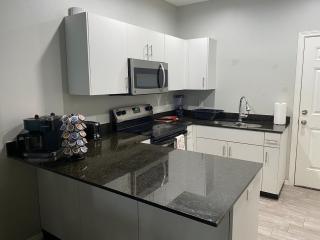 Cozy Getaway with King Bed near UTRGV - Edinburg - 1