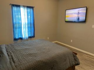 Cozy Getaway with King Bed near UTRGV - Edinburg - 3