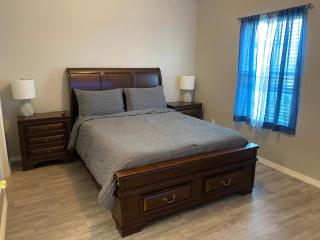 Cozy Getaway with King Bed near UTRGV - Edinburg - 4