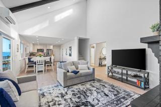 Peaceful Island Getaway, Port Susan views with BBQ & Playroom - 3
