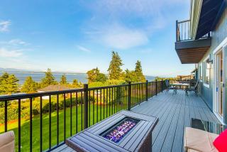 Peaceful Island Getaway, Port Susan views with BBQ & Playroom - 9