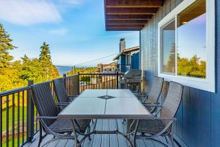 Peaceful Island Getaway, Port Susan views with BBQ & Playroom - 1