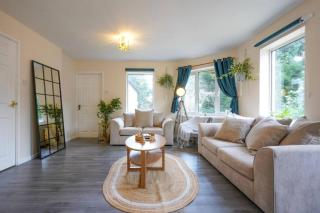 Orchard Bungalow - Sleeps 10 - Close to Town Centre - Free Parking, Pool Table, Fast Wi-Fi and Smart TV with Netflix by Yoko Property - Northampton - 8