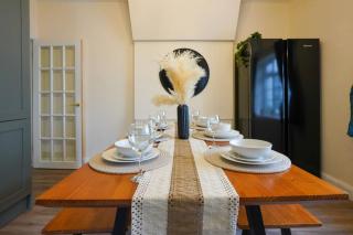 Orchard Bungalow - Sleeps 10 - Close to Town Centre - Free Parking, Pool Table, Fast Wi-Fi and Smart TV with Netflix by Yoko Property - Northampton - 3