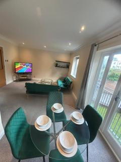 Luxury Green 2 Bed City Centre Apartment close to Mailbox,Bullring, Broad Street for Leisure and Families - 2