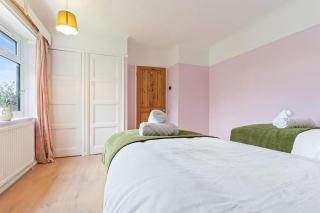 Beautiful 5 Bedroom House in Aylesbury free Parking PENN ROAD - Buckinghamshire - 1