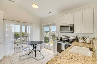Inviting Atlantic Beach Townhome about half Mi to Ocean - Atlantic Beach - 3