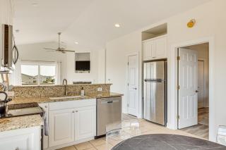 Inviting Atlantic Beach Townhome about half Mi to Ocean - Atlantic Beach - 2