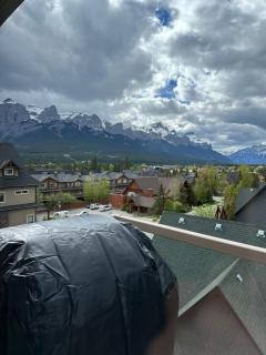 W400 Mountain Surround Top Floor Canmore Vacation - 2