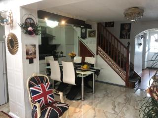 Cheerful 4 bedroom house with garden free parking - Londra - 9