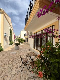 Vera Costa cerca de la playa - 0