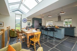 Panoramic Views & Spacious Living by LetMeStay - Grasmere - 9