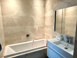Place des Lices, parking, 75m2, standing - Saint-Tropez - 5