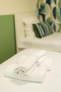 Stunning Modern Red Apartment near Bastille-Marais - Paris - 3
