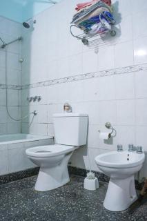 Habitación amplia en PH primer piso - 1