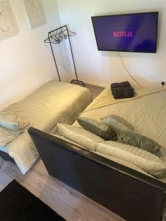 Compact contemporary modern studio - 3