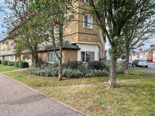 Spacious 2-bedroom ground floor flat with Free Parking - 0