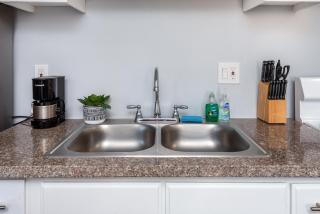 Deluxe Modern 2BR Apt in Prime Location - 8