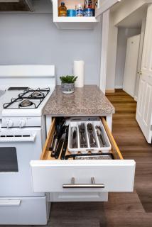 Deluxe Modern 2BR Apt in Prime Location - 6