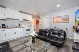 Deluxe Modern 2BR Apt in Prime Location - 4