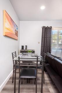 Deluxe Modern 2BR Apt in Prime Location - 3