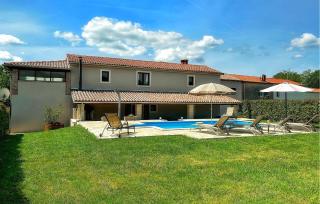 Three-Bedroom Holiday Home In Katun - 1