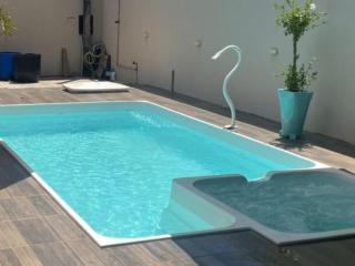 Privacidade com Hidro, piscina em casa, garagem, tudo privativo, 2 banheiros, churrasqueira e pátio amplo exclusivos, insira 3 hóspedes e abrimos 2 quartos com ar, já 5 hóspedes para 3 quartos com ar - Sorriso - 2