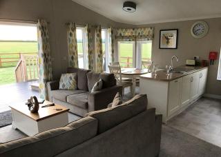 Larkrise Farm Lodges - Babcary - 4
