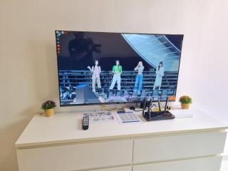 8pax 2R1B DELUXE SUITE, i-City, i-Soho, Beside Theme Park, WIFI 50" Smart TV - 2