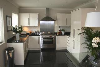 Stunning 5 Bedroom house with Beautiful Lake Views - Lymm - 4