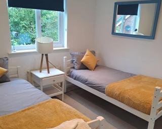 Stunning 5 Bedroom house with Beautiful Lake Views - Lymm - 2