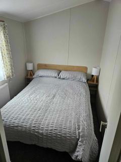 Luxury Caravan 3 Bedroom 8 Berth With Hot-tub 2 Nights Minimum Booking Please, Parties 6 and Above a Bond is Required - Lincoln - 2