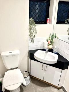 CBD Hideaway 1BR Luxe & Cozy - 6